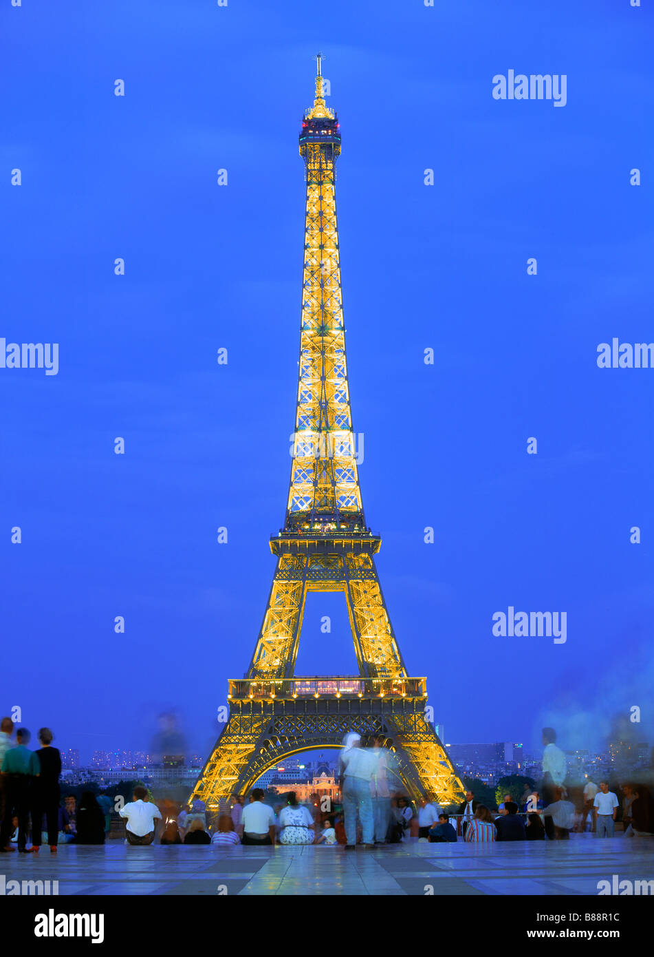 Touristen, die Besichtigung unter dem Eiffel-Turm aus dem Trocadero in der Nacht in Paris, Frankreich Stockfoto