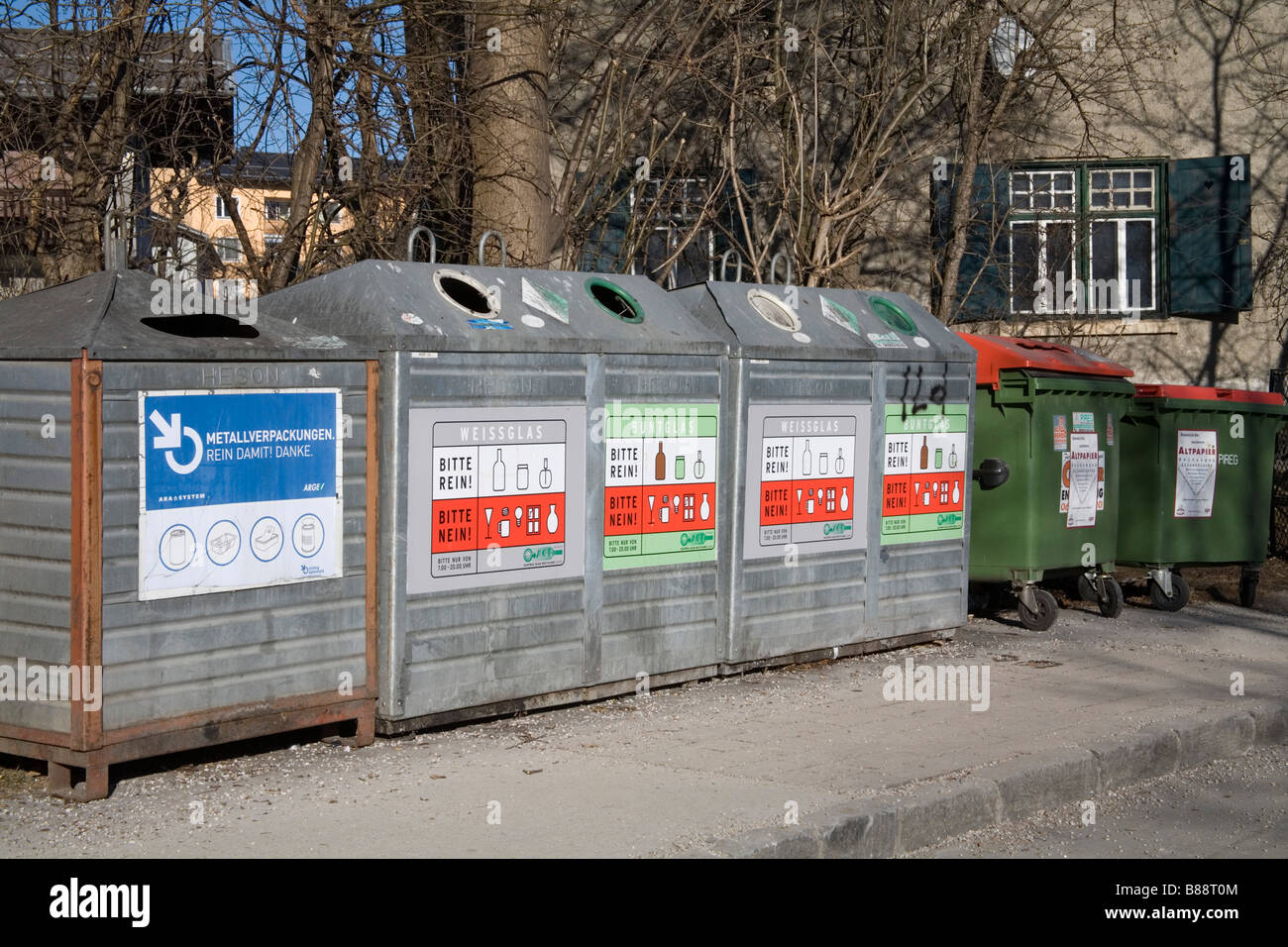 Zell sehen Österreich EU Januar Recycling Behälter für Papier und Glas Metall Stockfoto