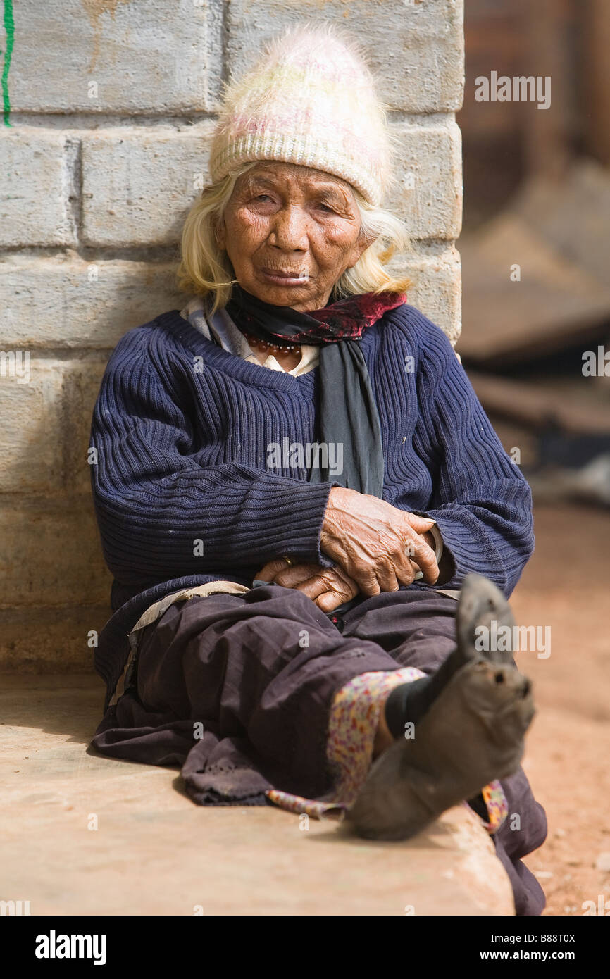 Frau auf Gehweg / Bürgersteig Stockfoto
