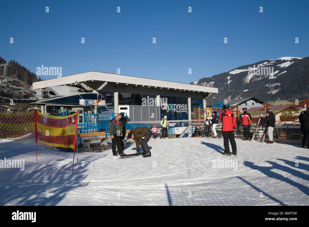Zell am sehen Österreich EU Januar Skifahrer am Ende des Ski Pisten von City Express die Talstation der Seilbahn Stockfoto