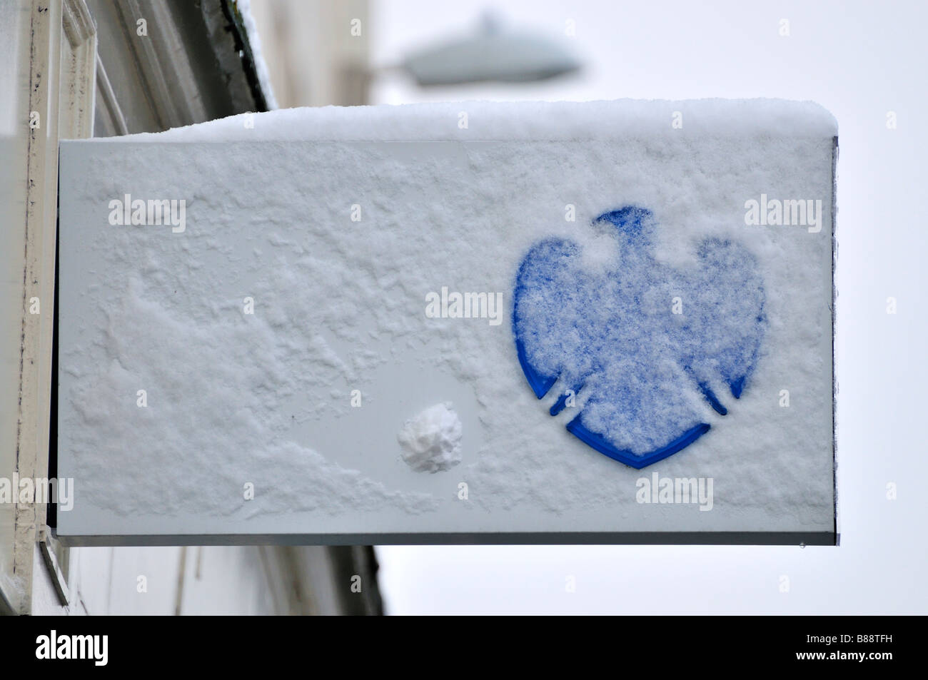 Barclays Bank Straßenschild Banking Zeichen mit Schnee bedeckt Stockfoto