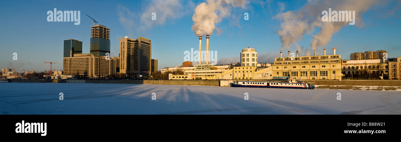 Panorama des World Trade Center in Moskau mit neuen Gebäuden im Bau und eine alte Kraftwerk an einem kalten Wintermorgen Stockfoto