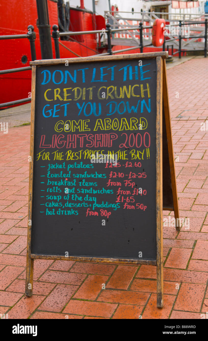 Credit Crunch Lebensmittel Sandwichbrett für Feuerschiff Café in Cardiff Bay South Wales UK Stockfoto