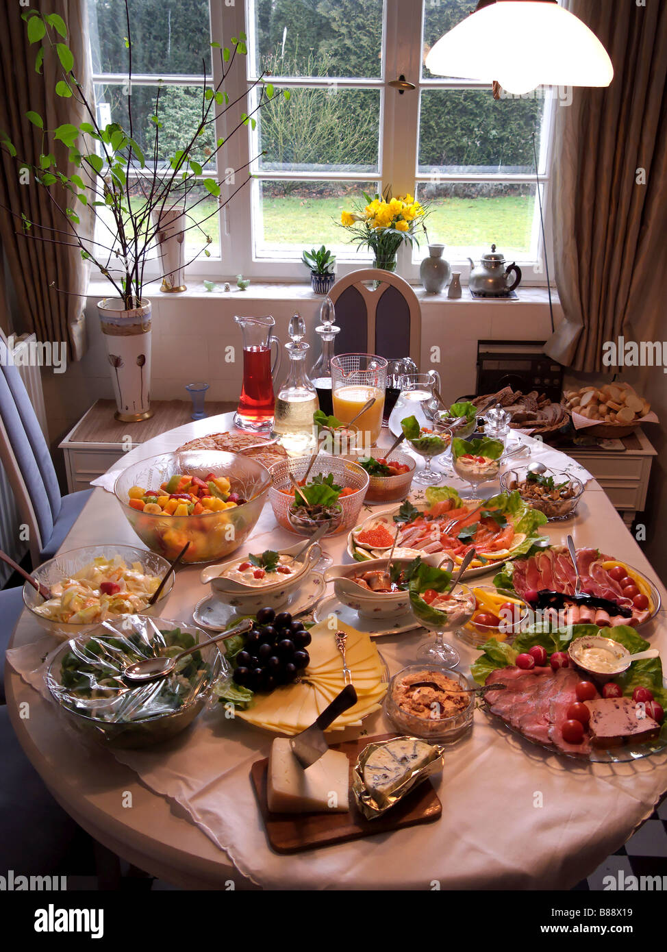 Anzeige der Buffet-Essen auf einem Küchentisch Stockfoto