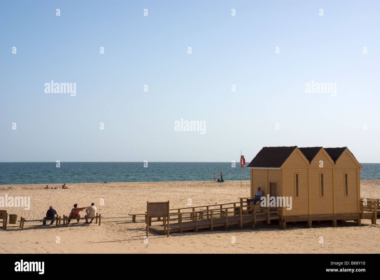 Strandhütten und Bänke am Praia Manta Rota, Algarve, Portugal Stockfoto
