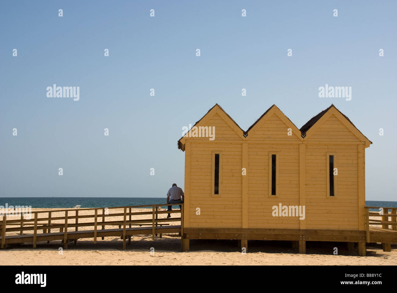 Strandhütten bei Praia Manta Rota, Algarve, Portugal Stockfoto
