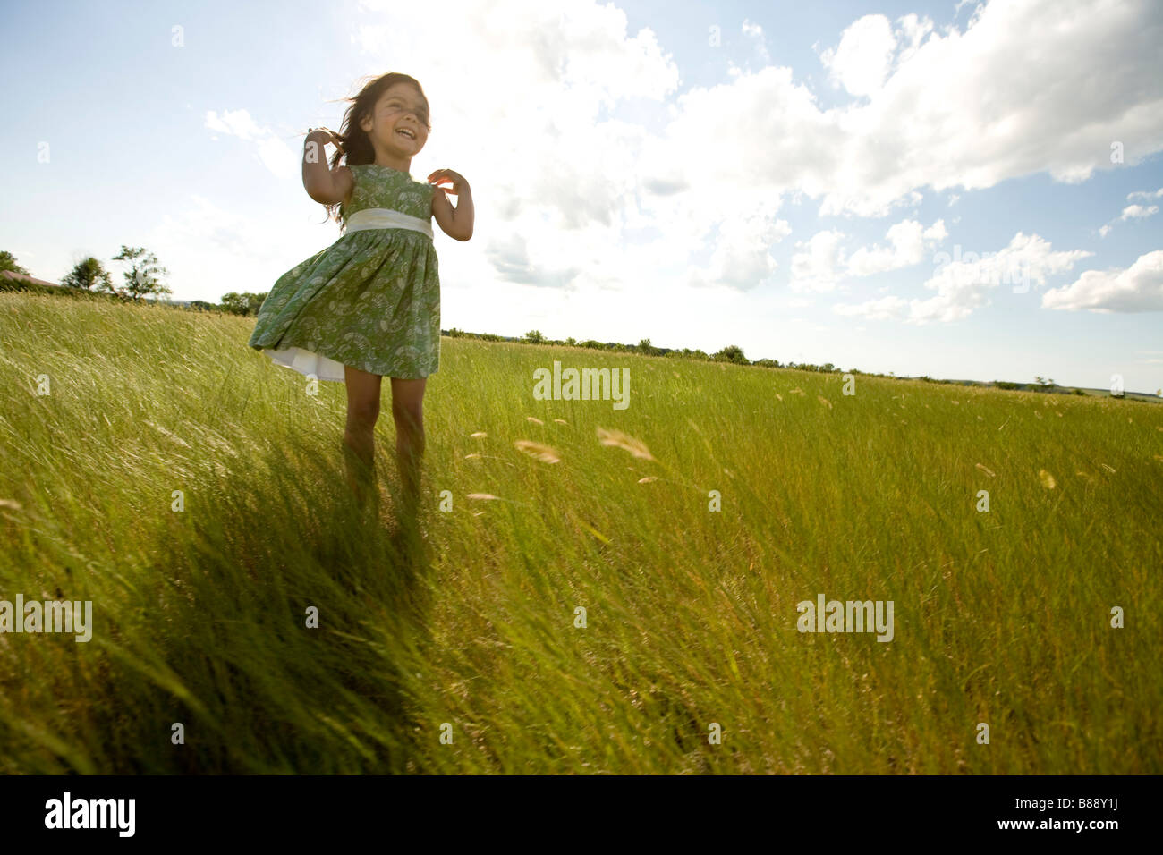 Mädchen auf einer Wiese in North Dakota Stockfoto