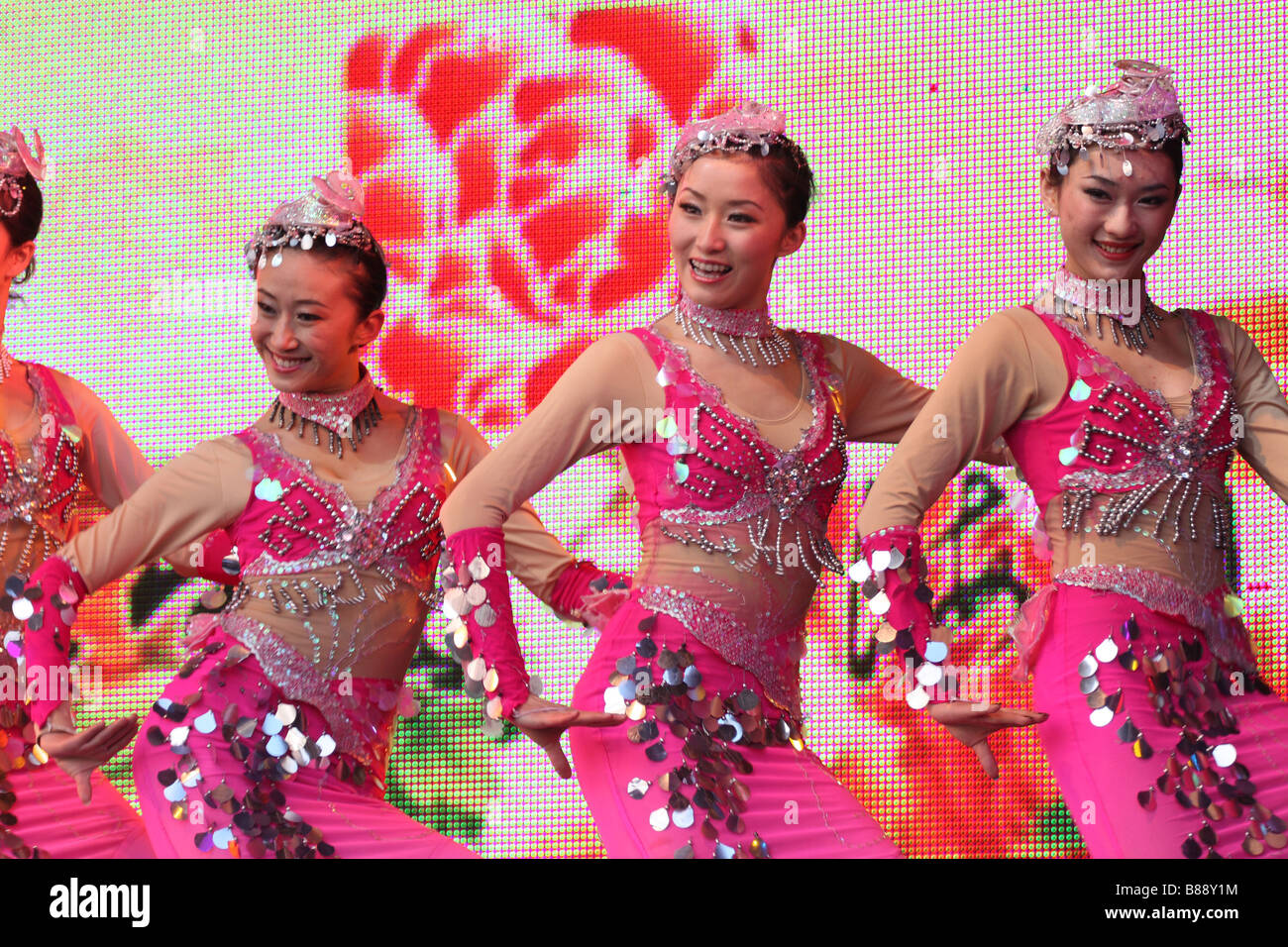 China chinesische Bühne Sänger weibliche Frauen Mädchen Kostüm Straßenkünstler Künstler Tänzer tanzen neues Jahr des Ochsen-London-uk Stockfoto