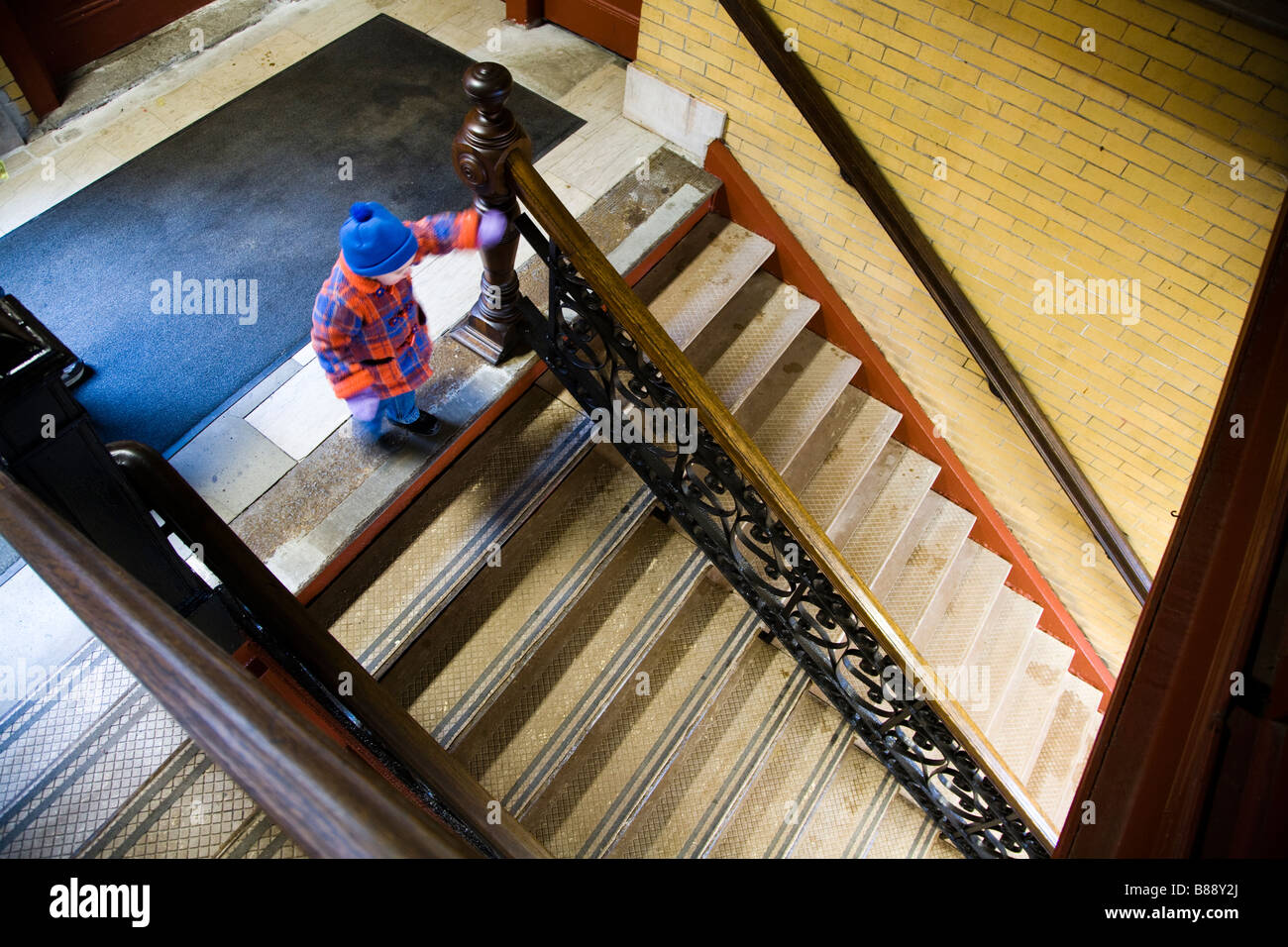 Kleines Kind, die steilen Treppen hinunter Stockfoto