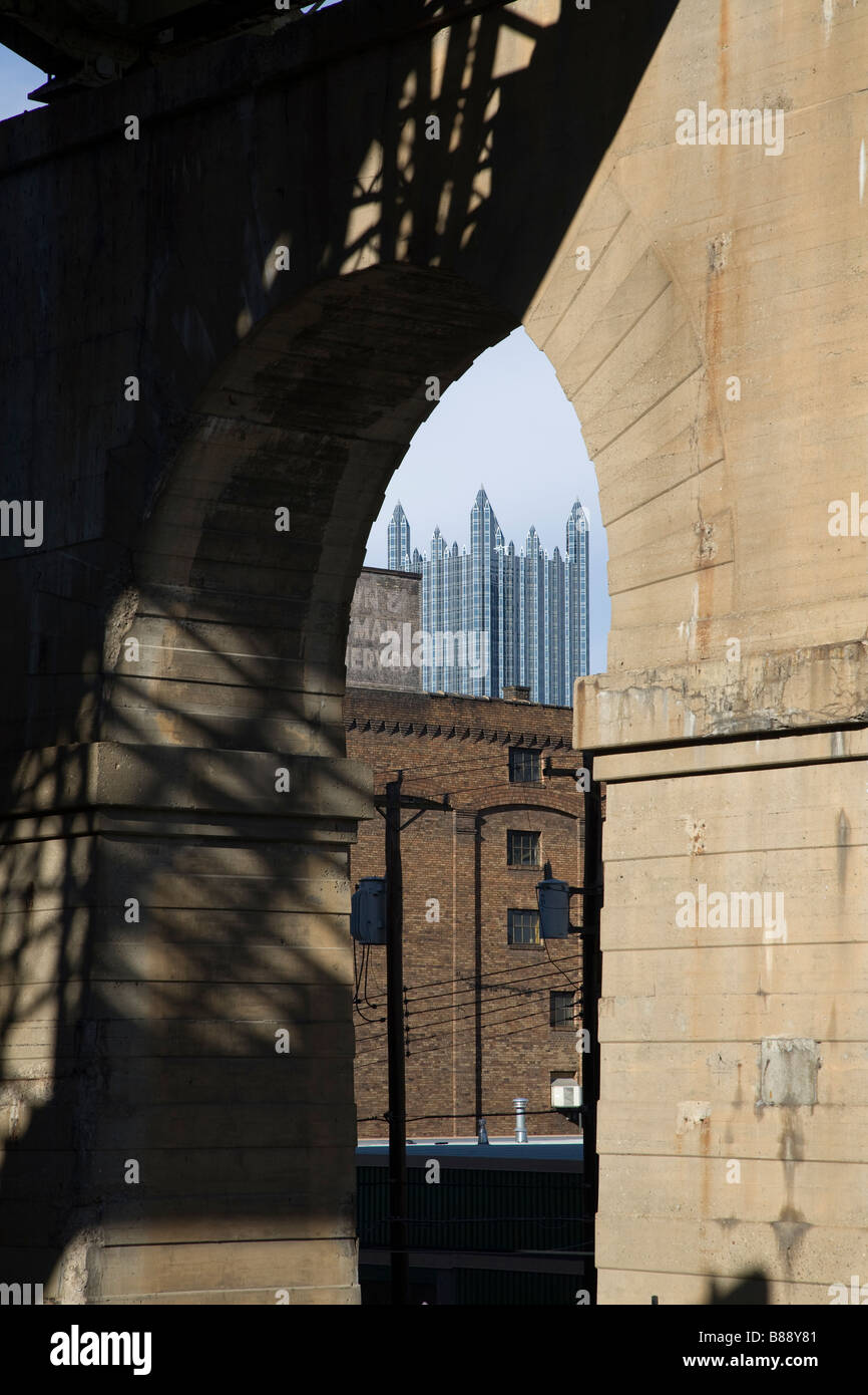 Blick auf einem PPG Ort durch Brückenbogen, Pittsburgh Stockfoto