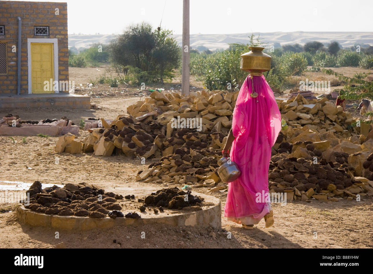Indische Frau trägt Wassertopf auf Kopf Khuri Wüste Rajasthan Indien Stockfoto