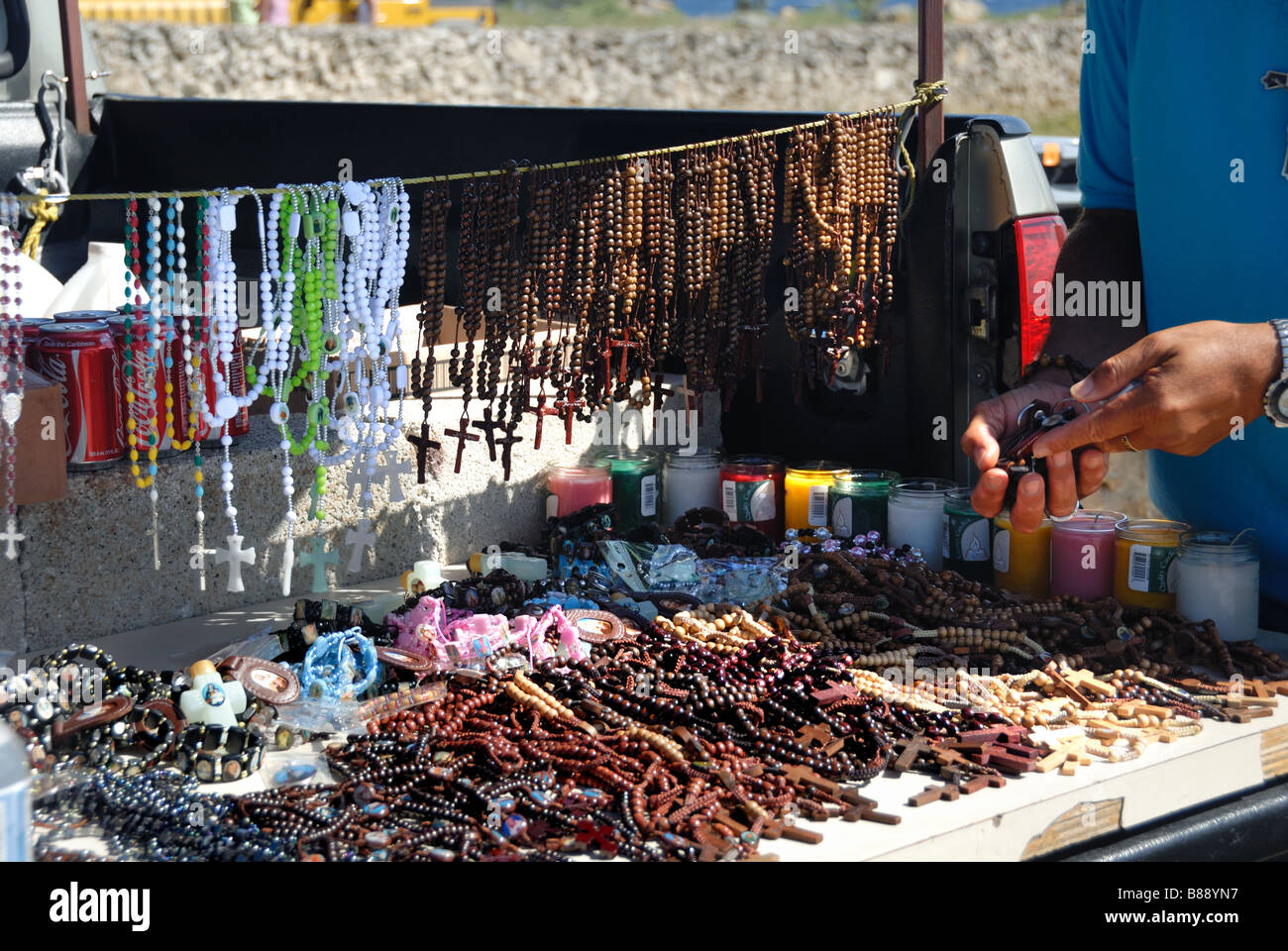 Eine Straße Verkäufer in Aruba verkauft Rosenkränze und Perlen. Stockfoto
