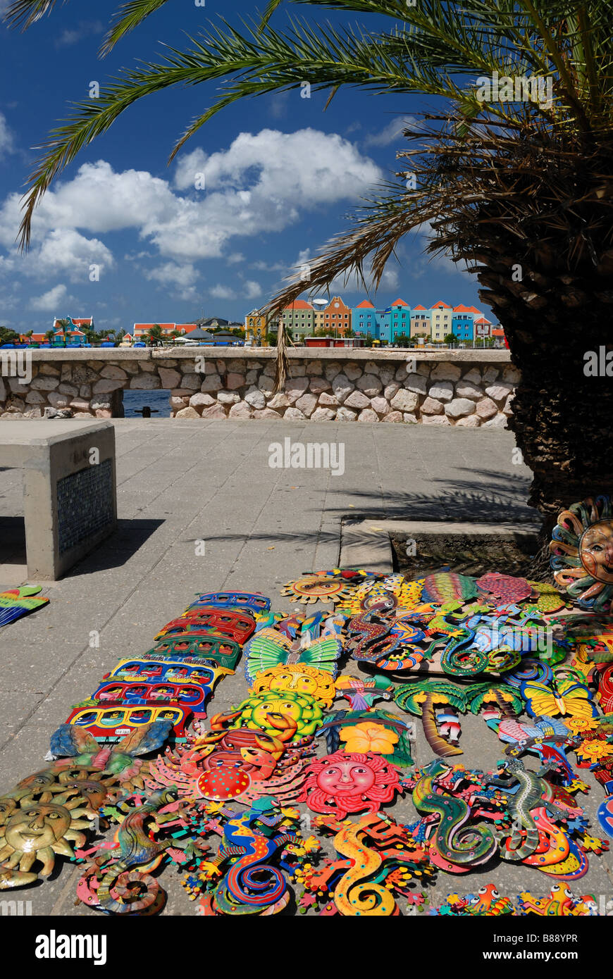 Bunte handgemachte Kunstwerke zum Verkauf auf einer Straße Messe in Curacao sind so bunt wie die niederländischen Architektur-Stil Gebäude gesehen. Stockfoto