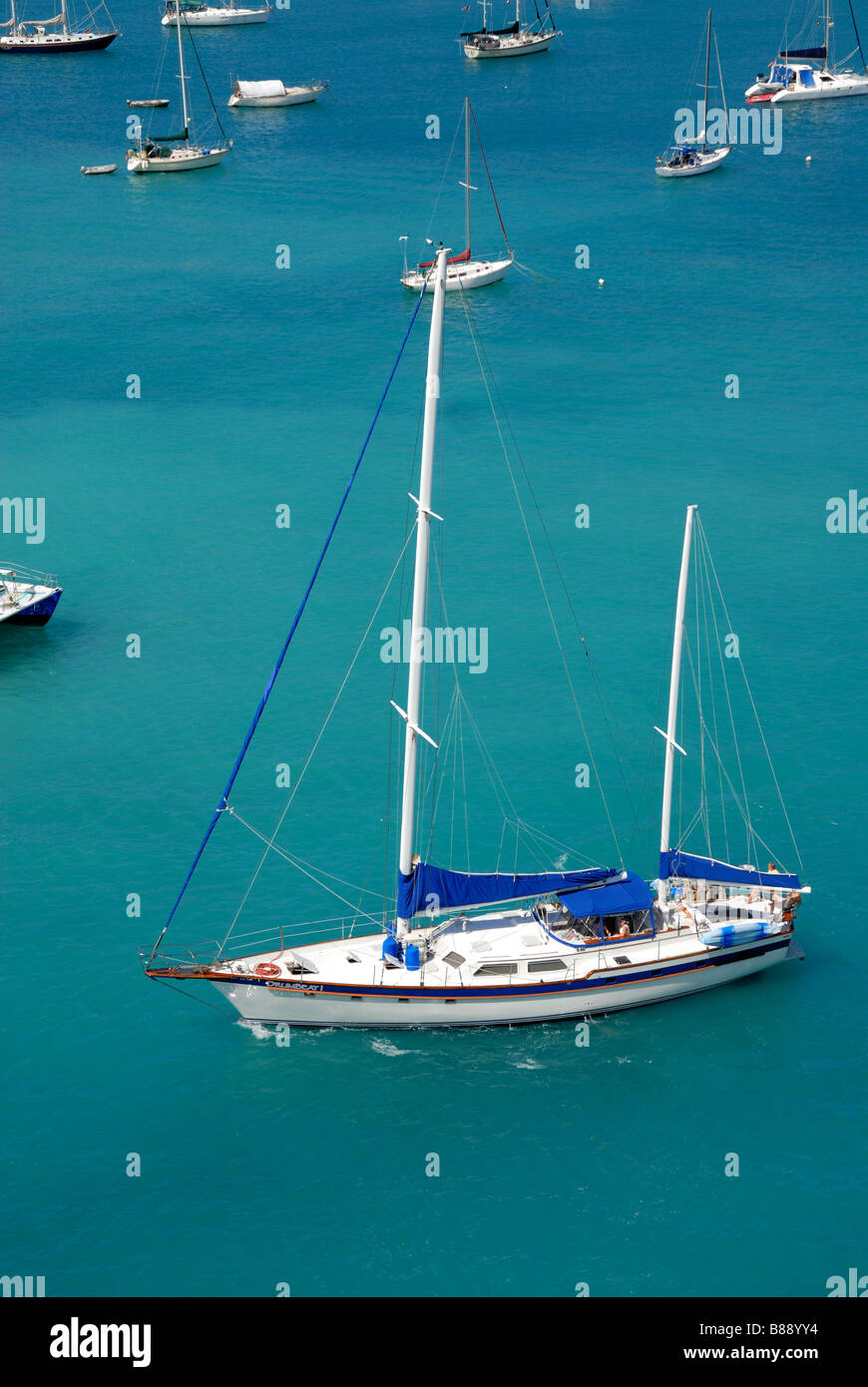 Segelboote auf dem Ozean in der Nähe von St. Thomas, Jungferninseln. Stockfoto
