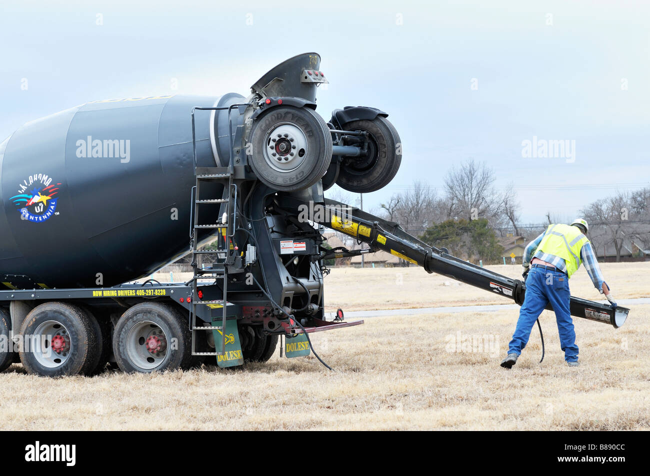 Ein Mann bereitet seine Betonmisch-LKW für das Gießen von Zement. Oklahoma City, Oklahoma, USA. Stockfoto
