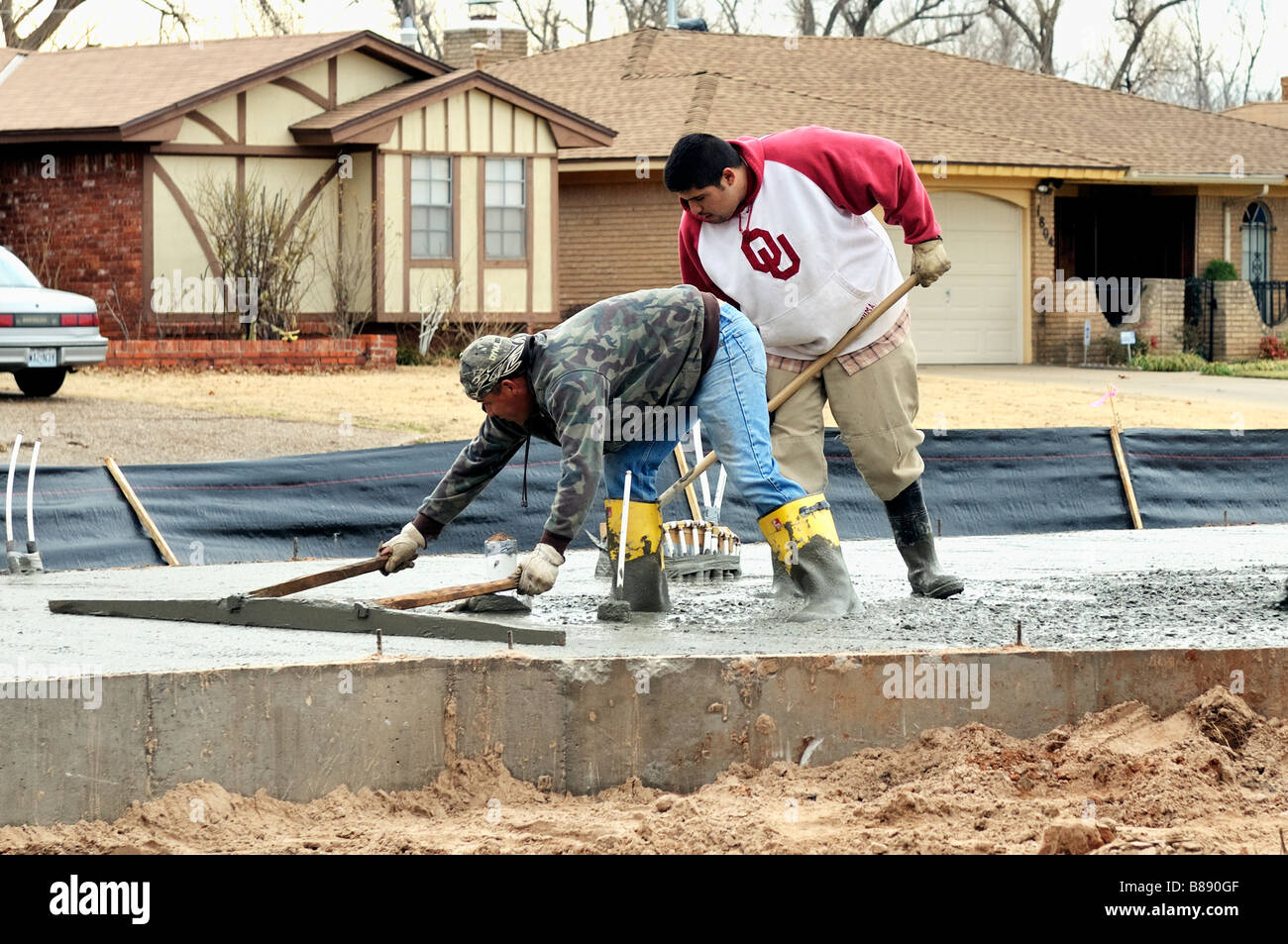 Arbeiter, Gießen, Zement ein Grundstein für ein neues Haus. Oklahoma City, Oklahoma, USA. Stockfoto