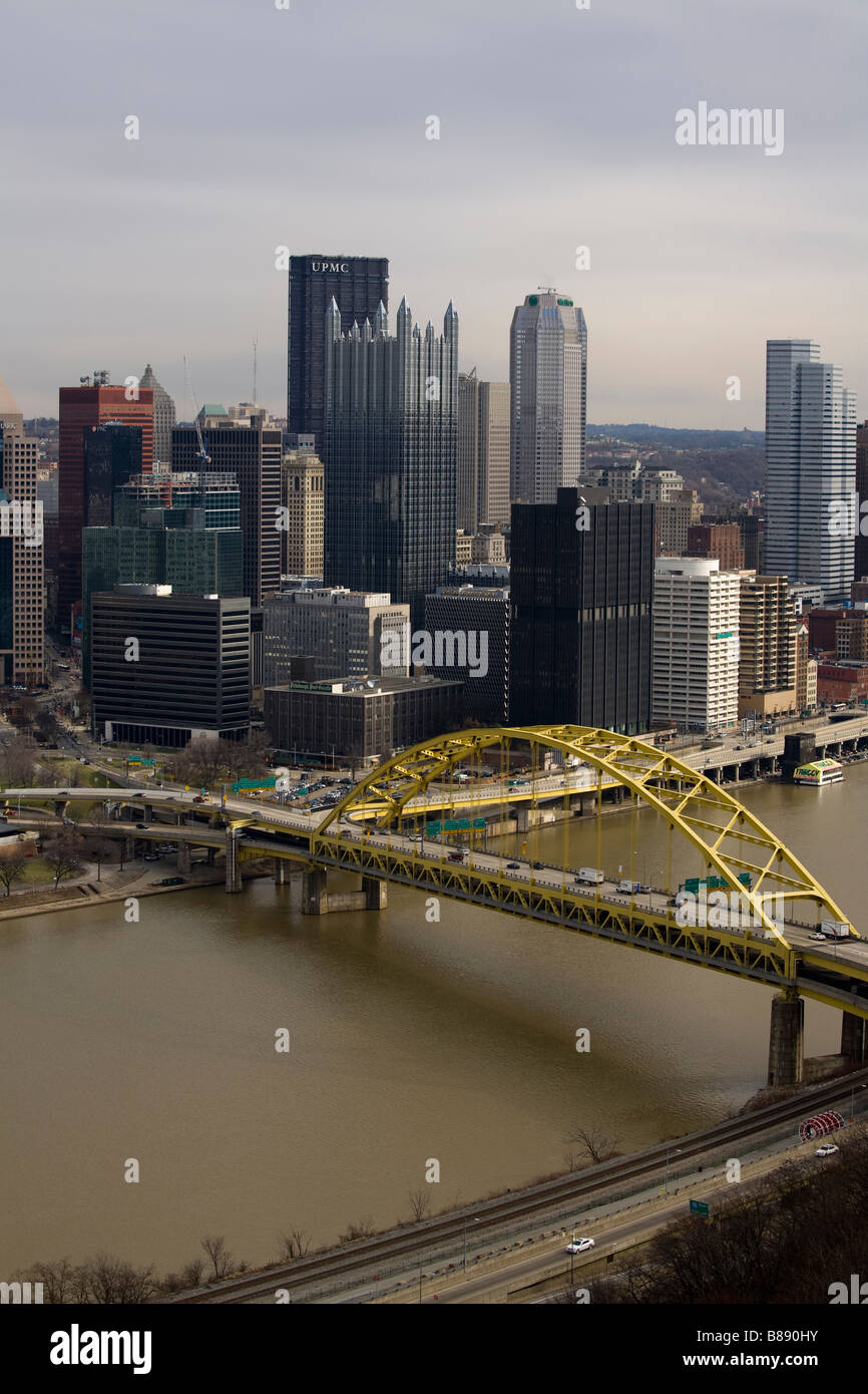 Fort Pitt Brücke über den Monongahela Fluss und die Innenstadt von Pittsburgh Stockfoto