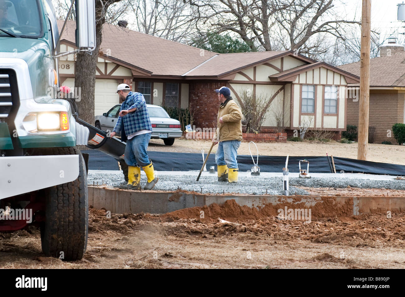 Arbeiter, Gießen, Zement ein Grundstein für ein neues Haus. Oklahoma City, Oklahoma, USA. Stockfoto