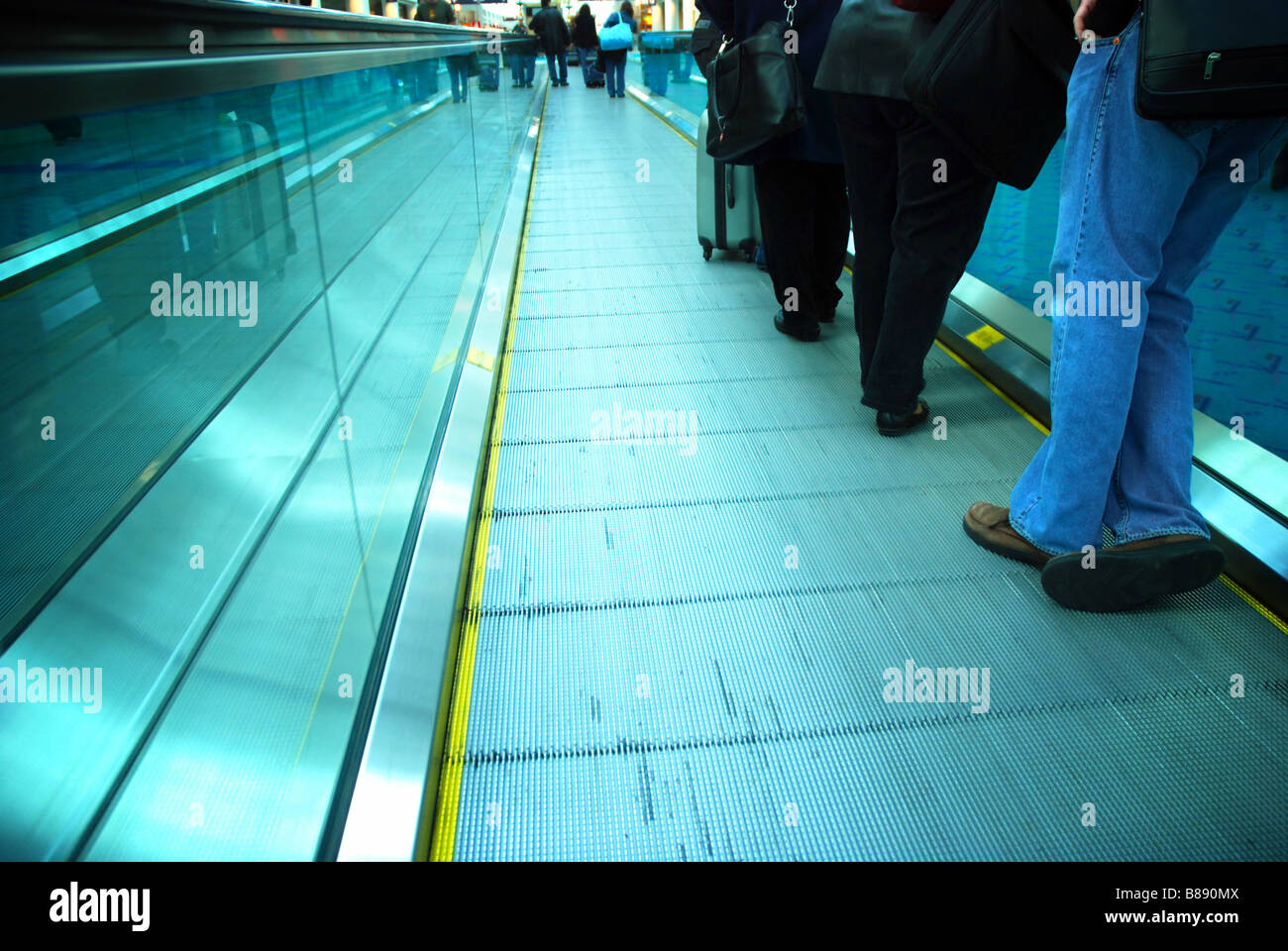 Reisende, die Rauschen durch einen Flughafen-terminal Stockfoto