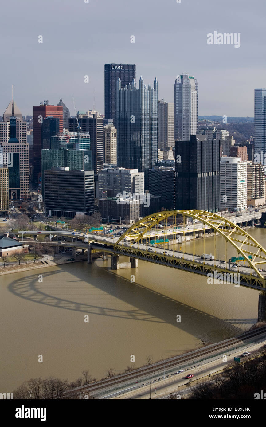 Fort Pitt Brücke über den Monongahela Fluss und die Innenstadt von Pittsburgh Stockfoto