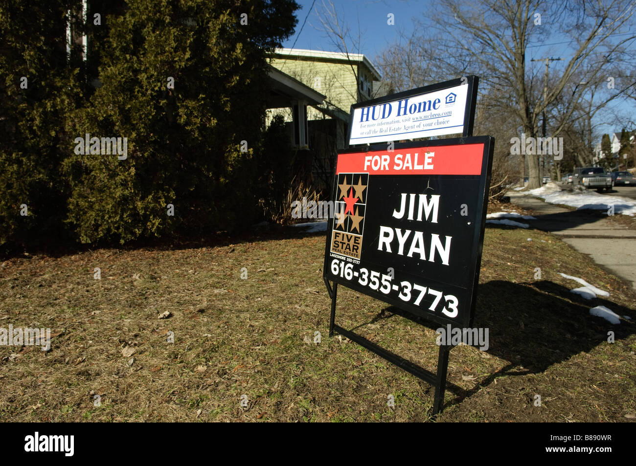 Melden Sie einen HUD Haus zum Verkauf in Grand Rapids Michigan USA Werbung Stockfoto