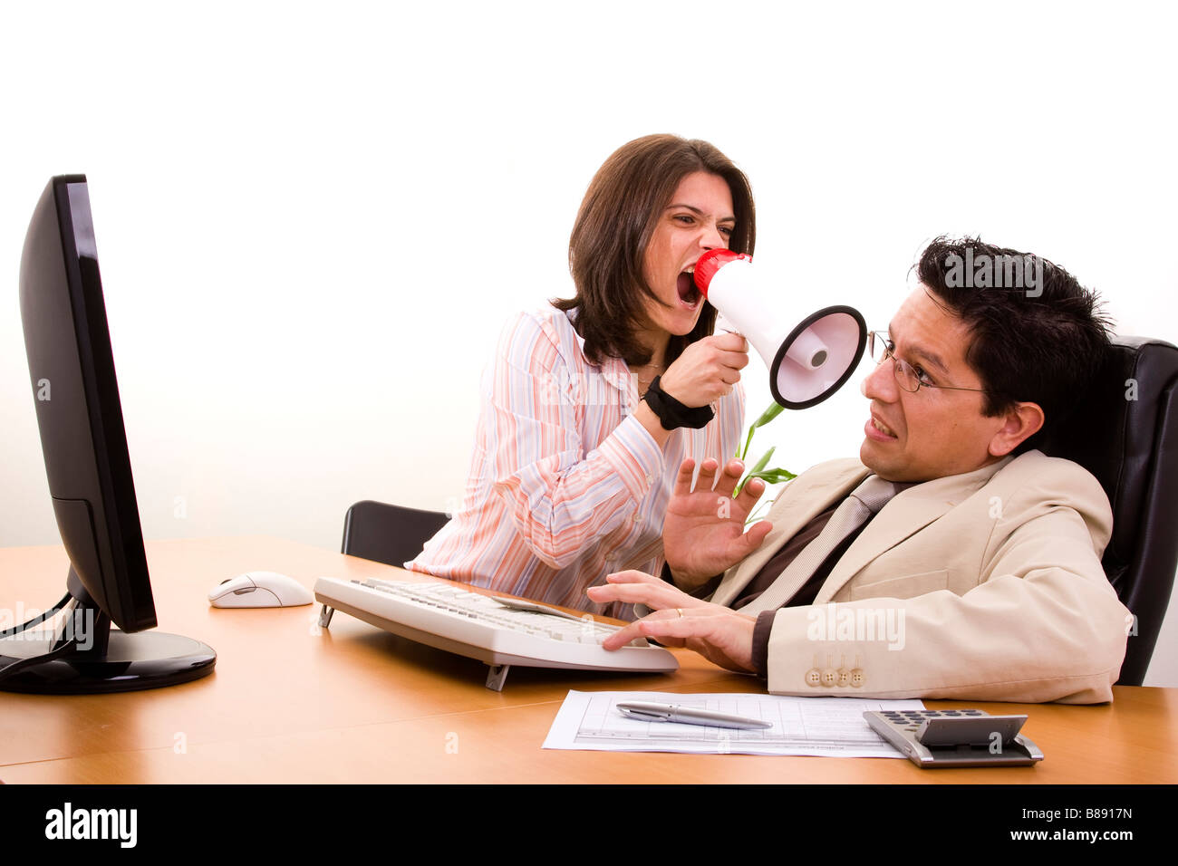 Geschäftsfrau mit ihrem Büro Arbeiter selektiven Fokus schreien Stockfoto