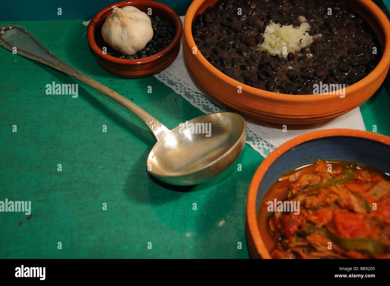 Detail der sortierten kubanische Spezialitäten über grüne Fläche Stockfoto