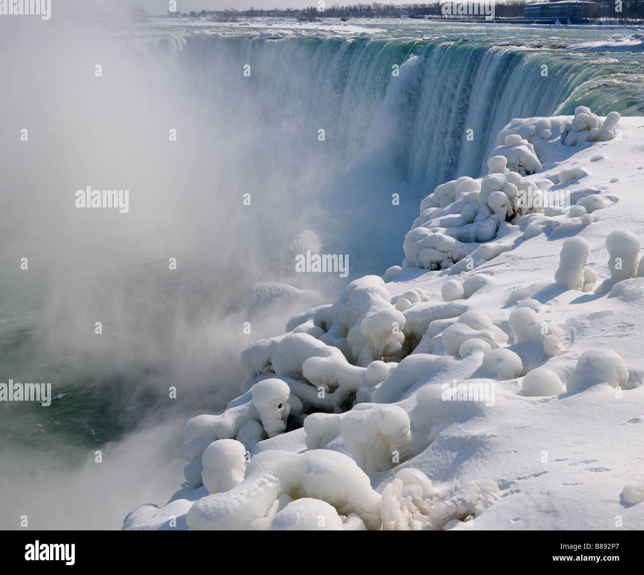 Schnee und Eis Formationen und Nebel am Niagara Horseshoe Falls Kanada an einem kalten Tag im winter Stockfoto