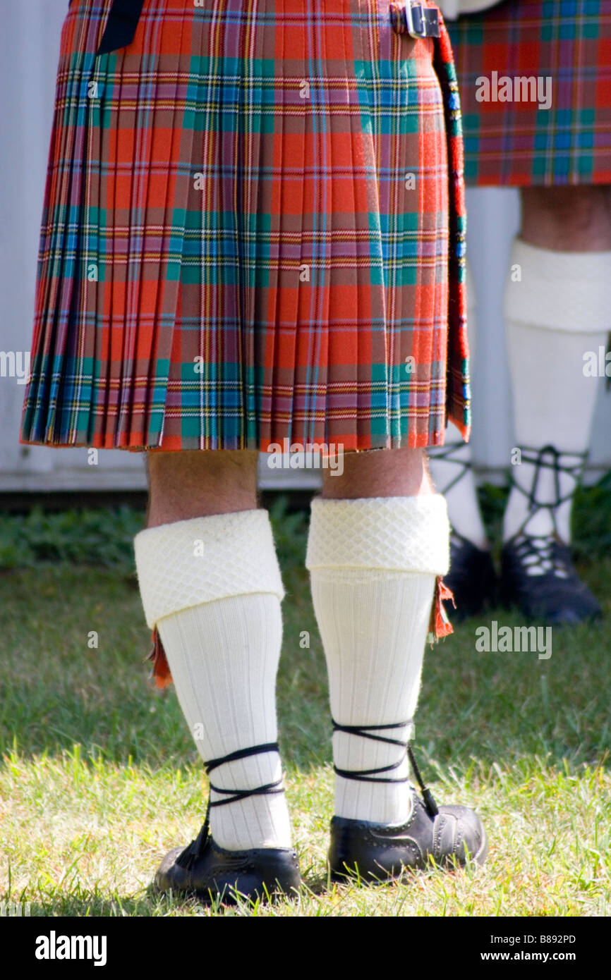 Eine Gruppe irischer Amerikaner tragen ihre Kilts mit weißen Socken. Stockfoto