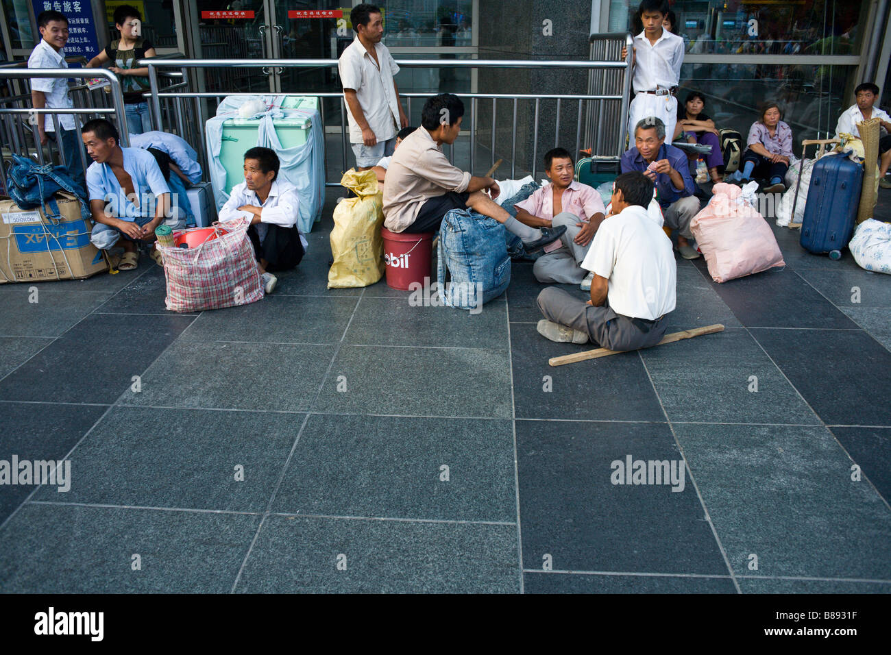 Wanderarbeiter, die darauf warten, an der Shanghai Railway Station, China nach Hause gehen. Stockfoto