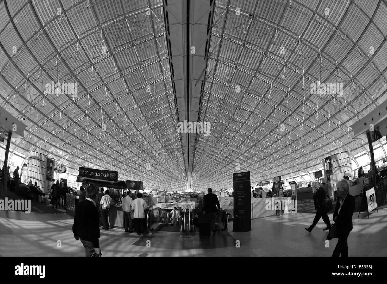 Ein schwarz-weiß Foto des Flughafenterminals von Paris, Reisen, Flugzeug, Rastplatz, Duty-Free-Läden, Food-Court. Stockfoto