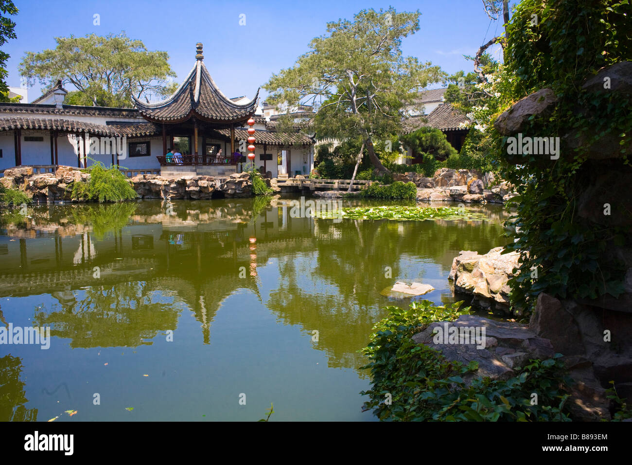 Pavillon an einem Teich in der Meister der Nets Garden, Suzhou China. Der Garten wurde zuerst während der südlichen Song-Dynastie erbaut. Stockfoto
