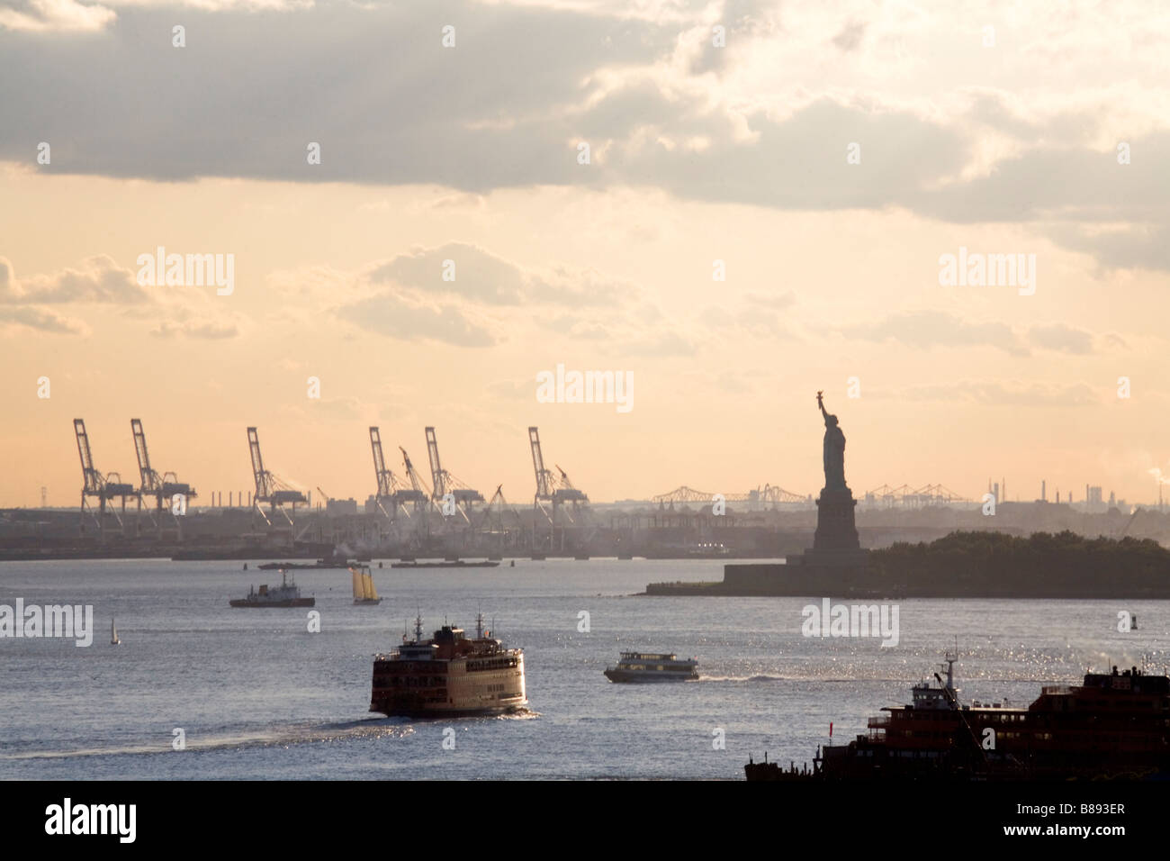 Ein Abend Blick auf mehrere Boote unterwegs in der Hudson Bay und vor der Statue of Liberty vorbei. Stockfoto