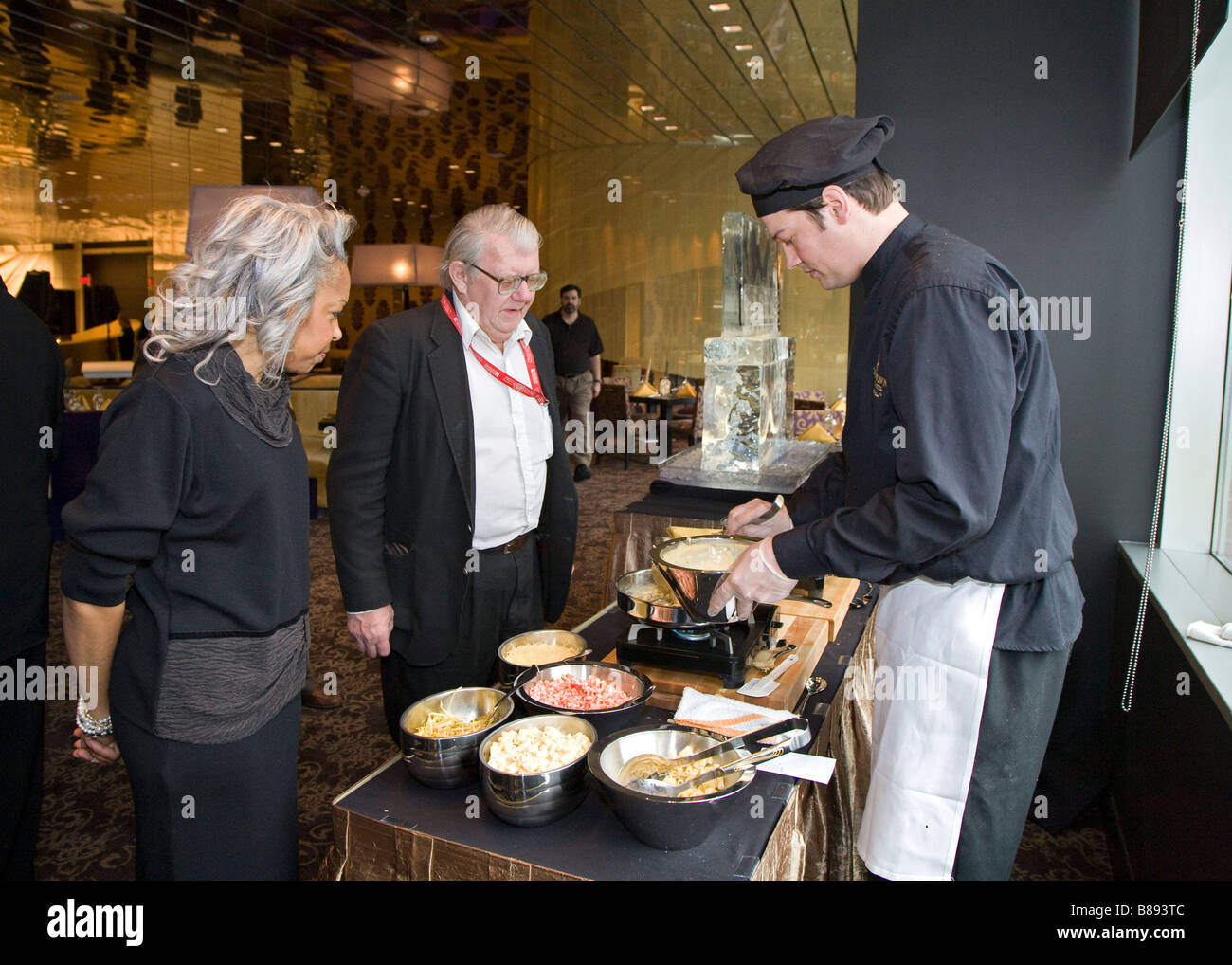 Detroit Michigan A Arbeiter bereitet Vorspeisen im Restaurant Bistro 555 Greektown Casino Hotel Stockfoto
