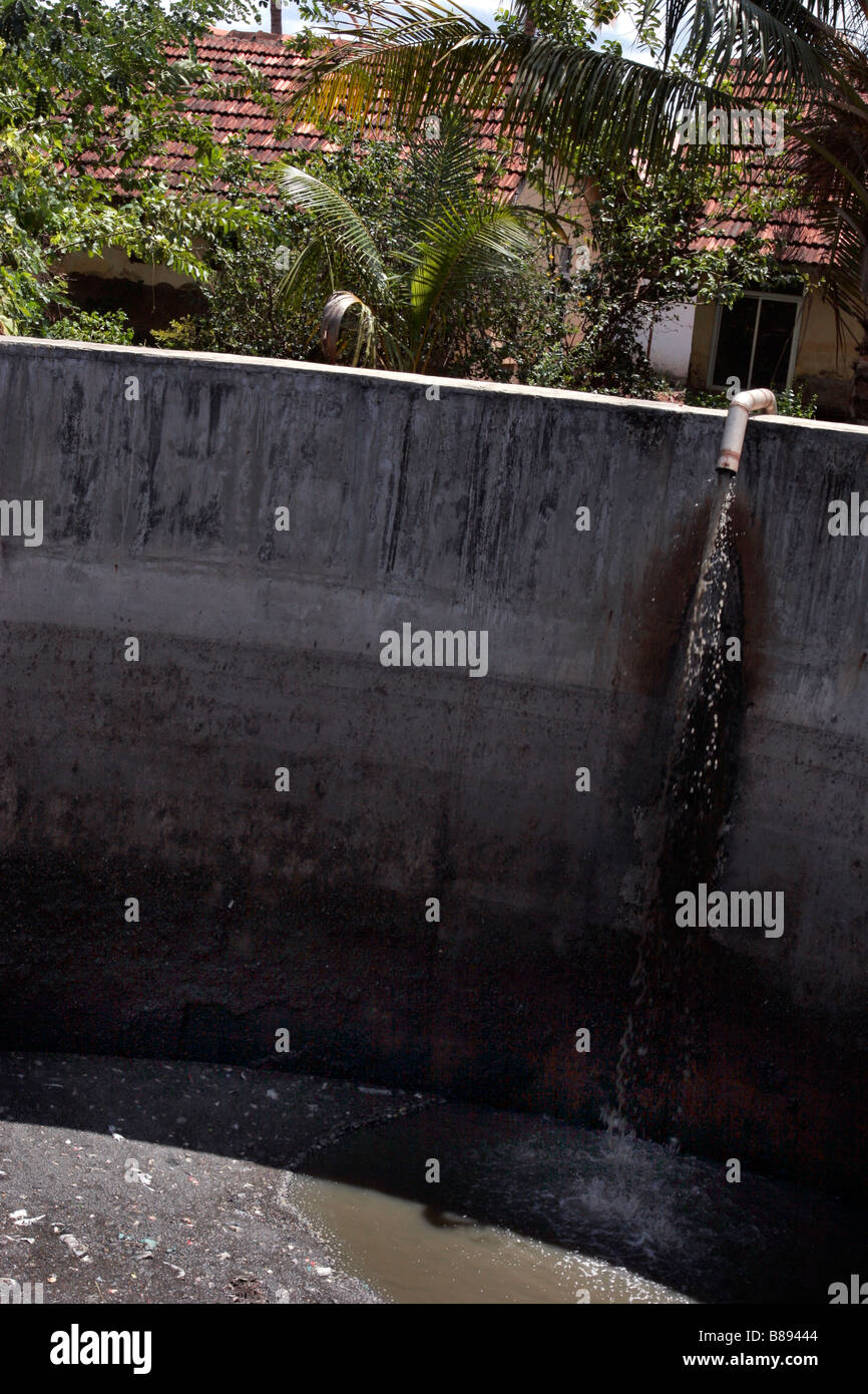 Ein Tank für Abwasser in eine Wasser-Kläranlage in Panjim in Goa in Indien Stockfoto