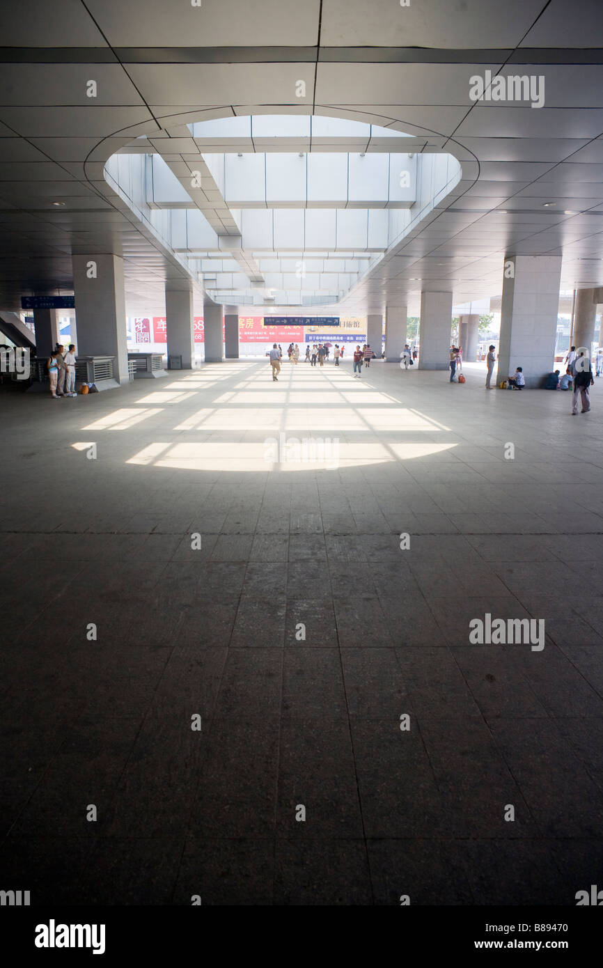 Einsame Passagiere warten am frühen Morgen am Bahnhof Ankunft Halle von Nanjing, Provinz Jiangsu China. Stockfoto