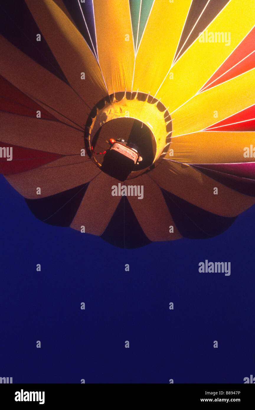 Gelb Heißluft-Ballon mit roten und blauen Streifen steigt in die Luft Stockfoto