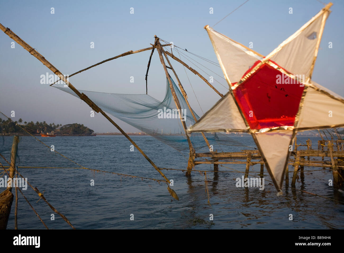Papier bleiben Dekoration Touristenattraktion, traditionellen chinesischen Fischernetze am Sonnenuntergang Fort Cochin Kerala Indien Asien Stockfoto