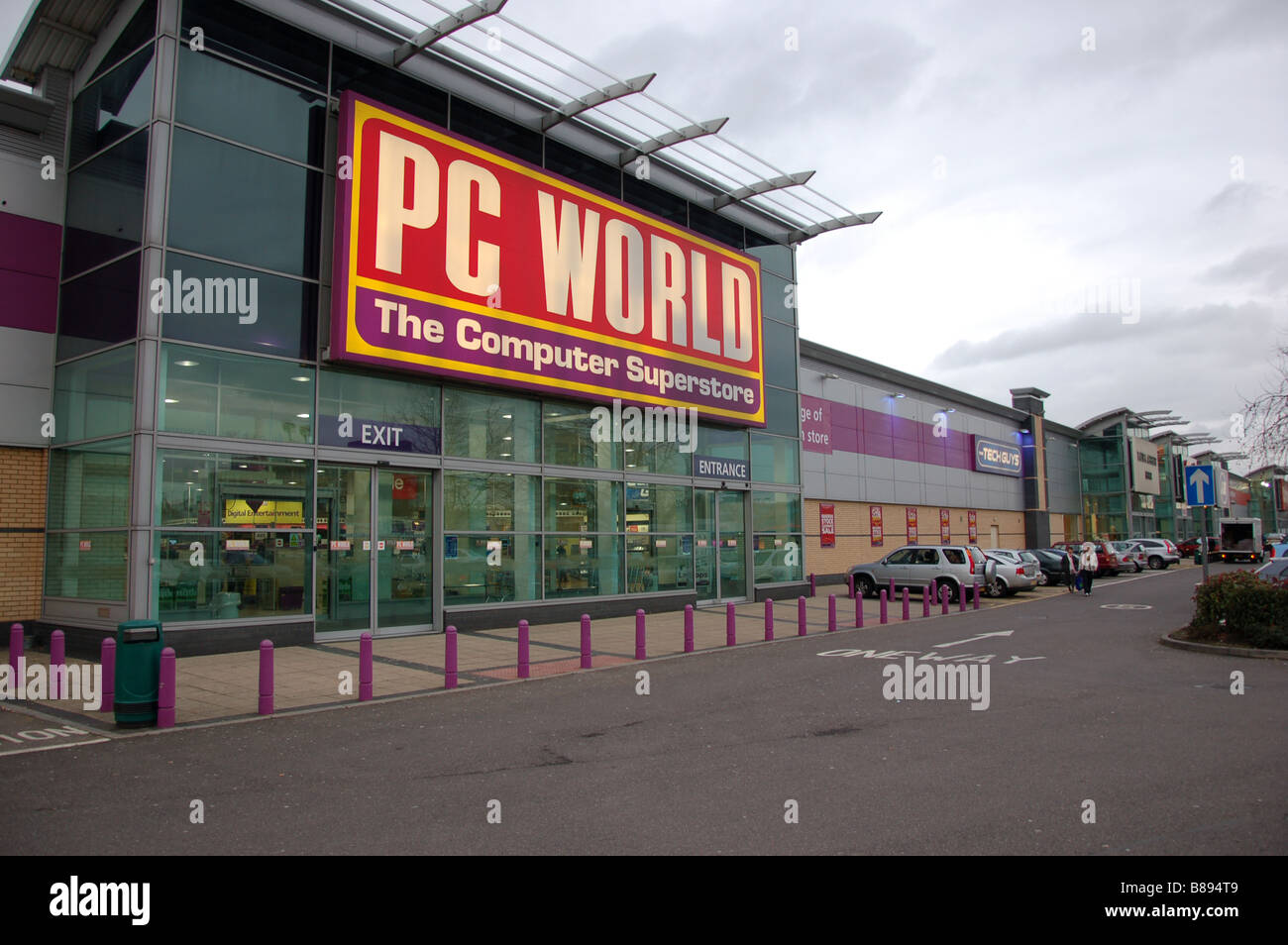 PC-Welt bei Staples Ecke Retail Park, London, England, Uk Stockfoto