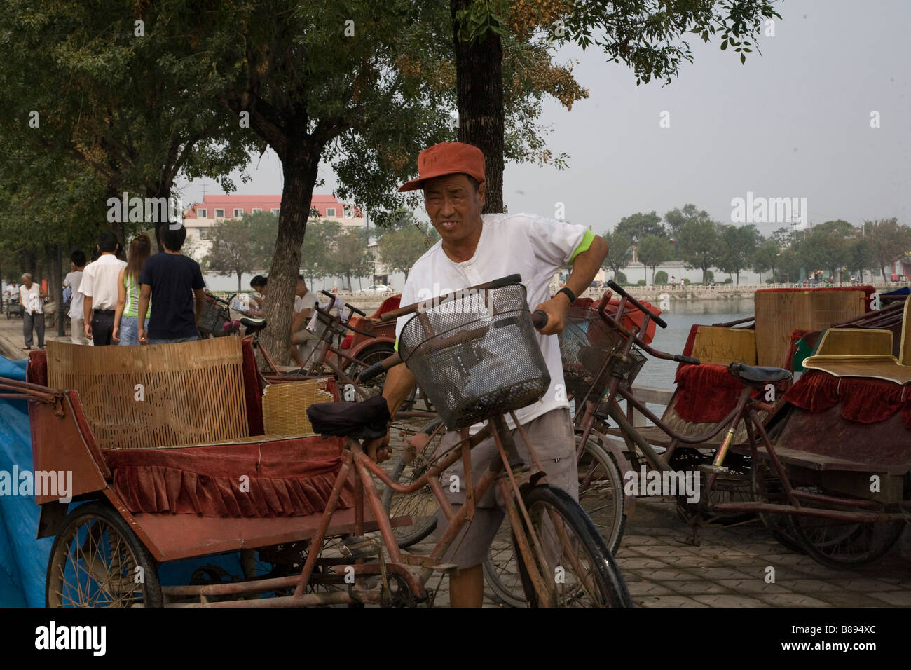 Rikscha-Fahrer von einem See in Kaifeng, alte Hauptstadt der Song-Dynastie, Nordchina Stockfoto