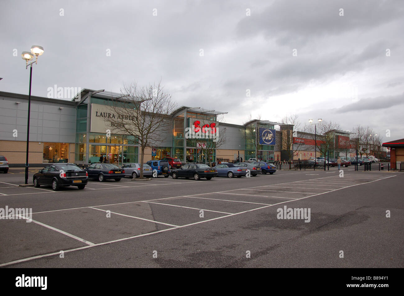 Verschiedenen Geschäften bei Staples Ecke Retail Park, London, England, Uk Stockfoto