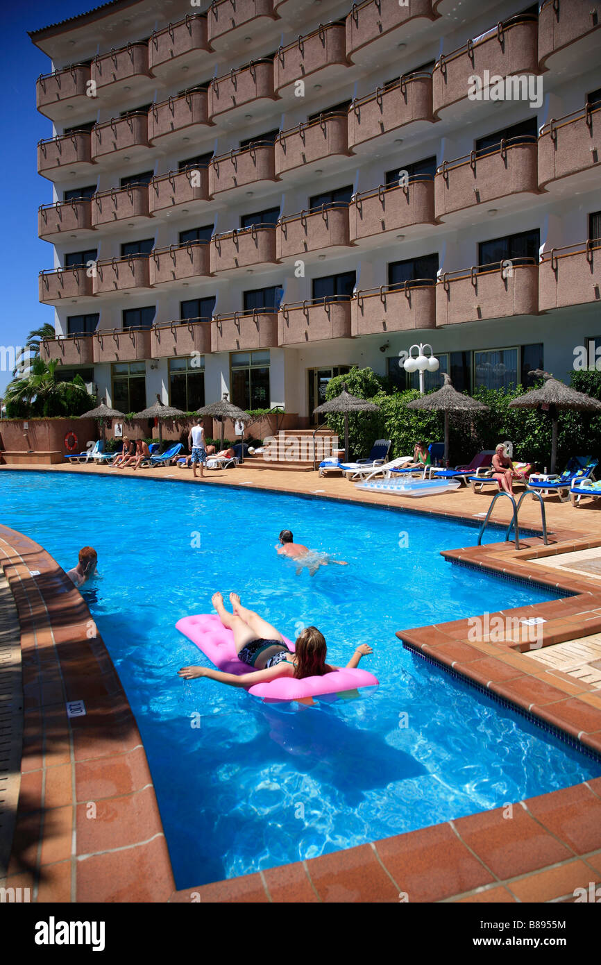 Sonnenanbeter Swimming Pool 4 Sterne Hotel Maritimo Puerto De Alcudia Mallorca Mallorca Insel Balearischen Inseln Mittelmeer Spanien Stockfotografie Alamy