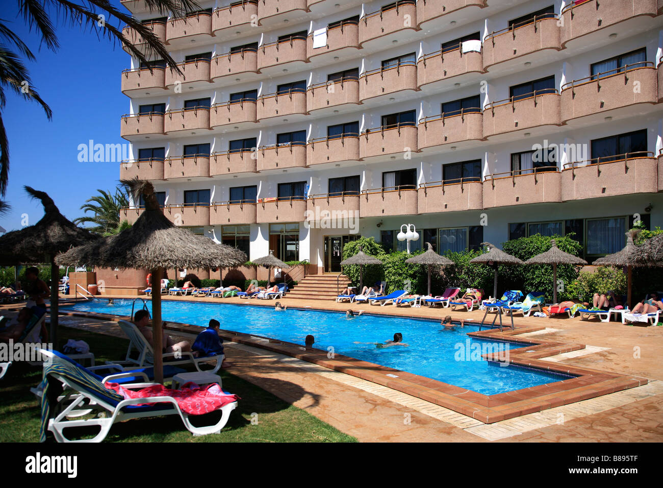 Pool Im 4 Sterne Hotel Maritimo Puerto De Alcudia Stadt Mallorca Mallorca Balearen Mittelmeer Spanien Stockfotografie Alamy