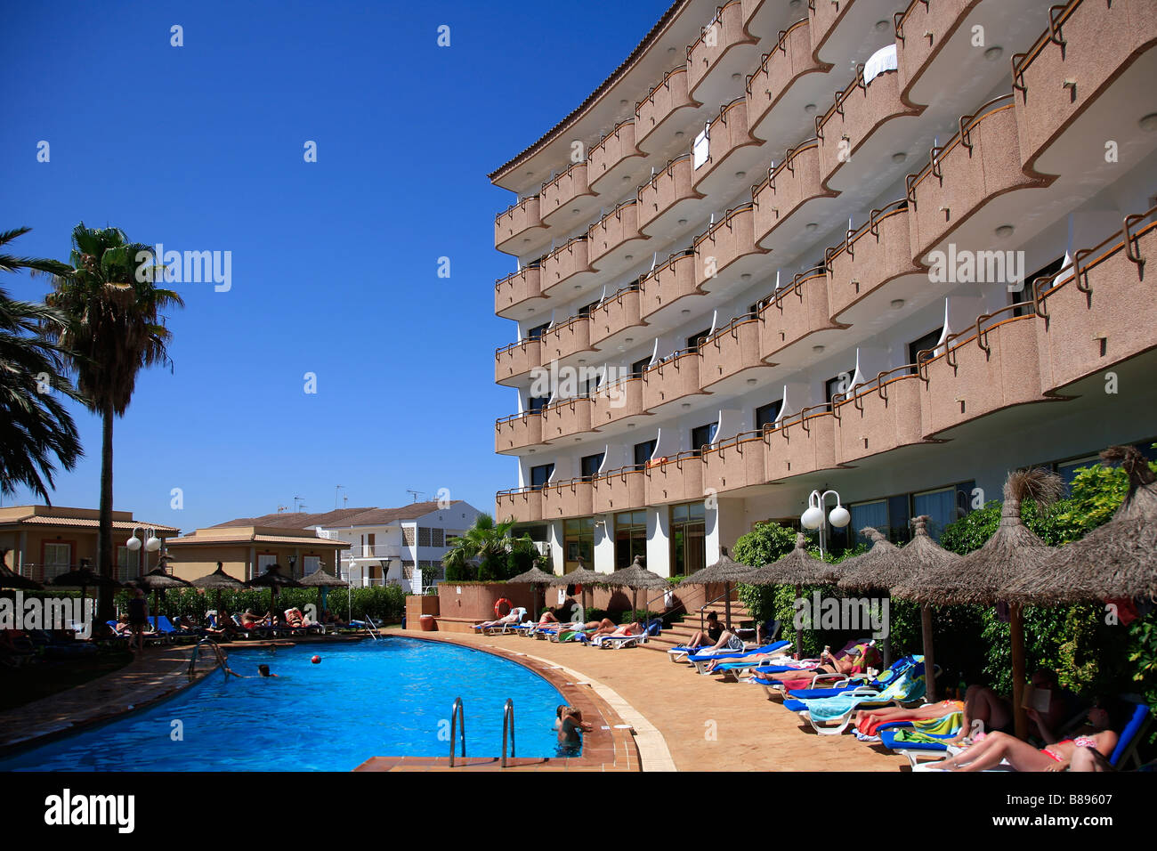 Pool Im 4 Sterne Hotel Maritimo Puerto De Alcudia Stadt Mallorca Mallorca Balearen Mittelmeer Spanien Stockfotografie Alamy