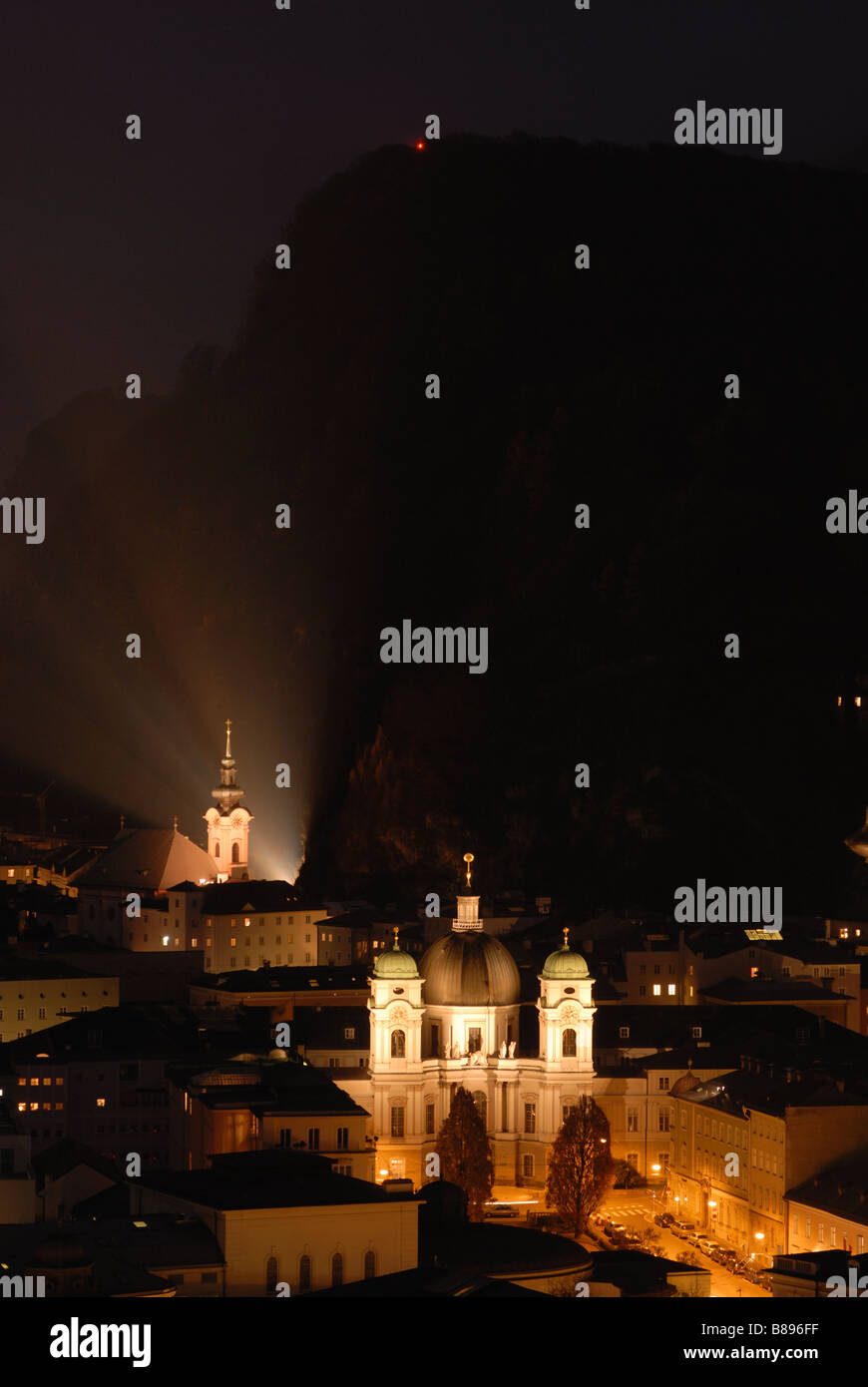 Salzburg - alte Stadt Aussicht bei Nacht Stockfoto