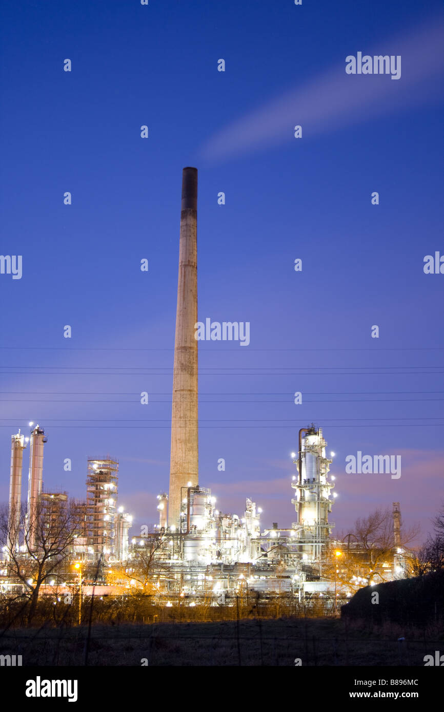 Nachts beleuchtet Stanlow Ölraffinerie in Cheshire in England Stockfoto