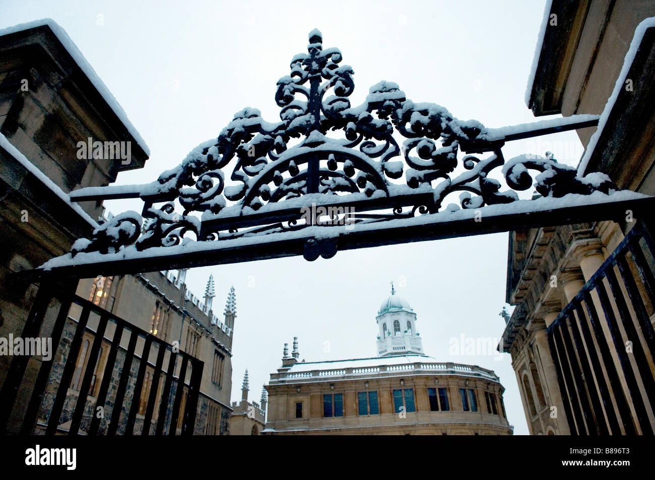 Das Tor führt zu Sheldonian Theatre ein Zaunkönig-Gebäude mit Clarendon Gebäude auf der rechten Seite im Schnee Stockfoto