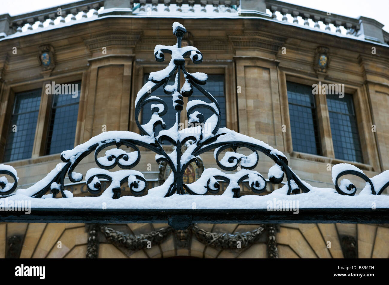 Das Tor führt zu Sheldonian Theatre ein Zaunkönig-Gebäude im Schnee Stockfoto