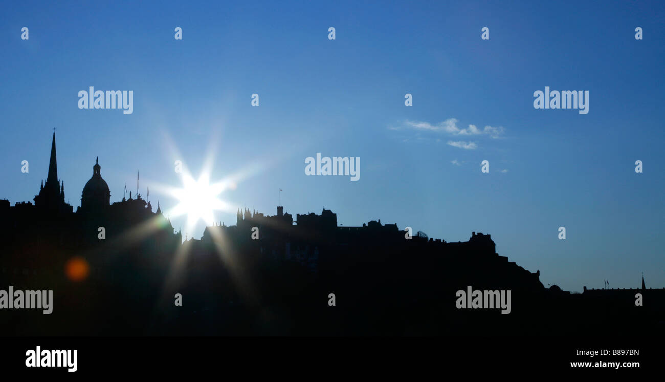 Sonnenuntergang hinter Silhouette Blick auf die Skyline von Edinburgh in Schottland, Vereinigtes Königreich Stockfoto