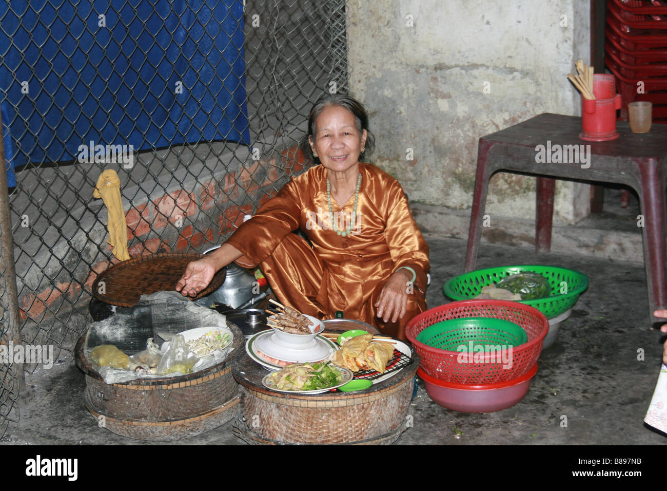 Foto von einer Dame und ihrem Stall auf einem Markt in Hoi an Ann Vietnam Stockfoto